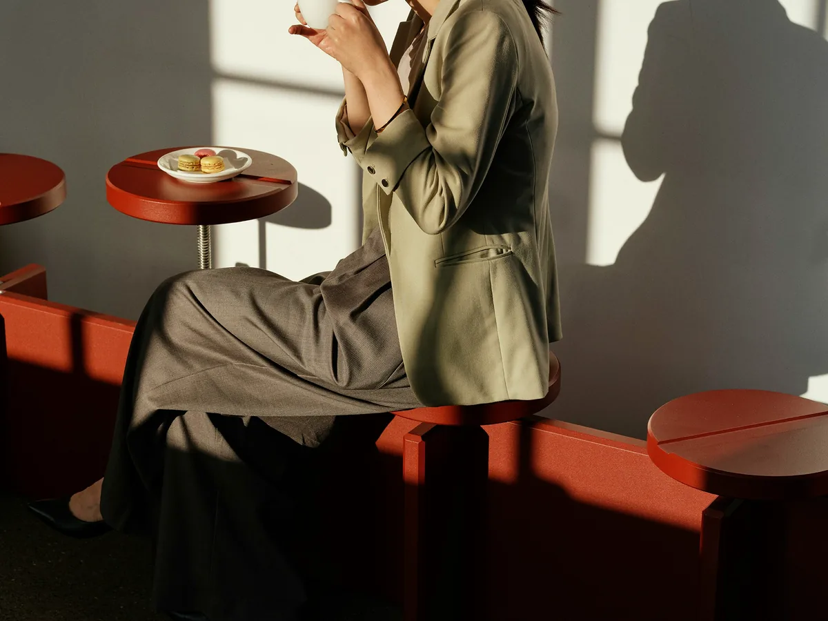 Erwachsene Frau in einem Café