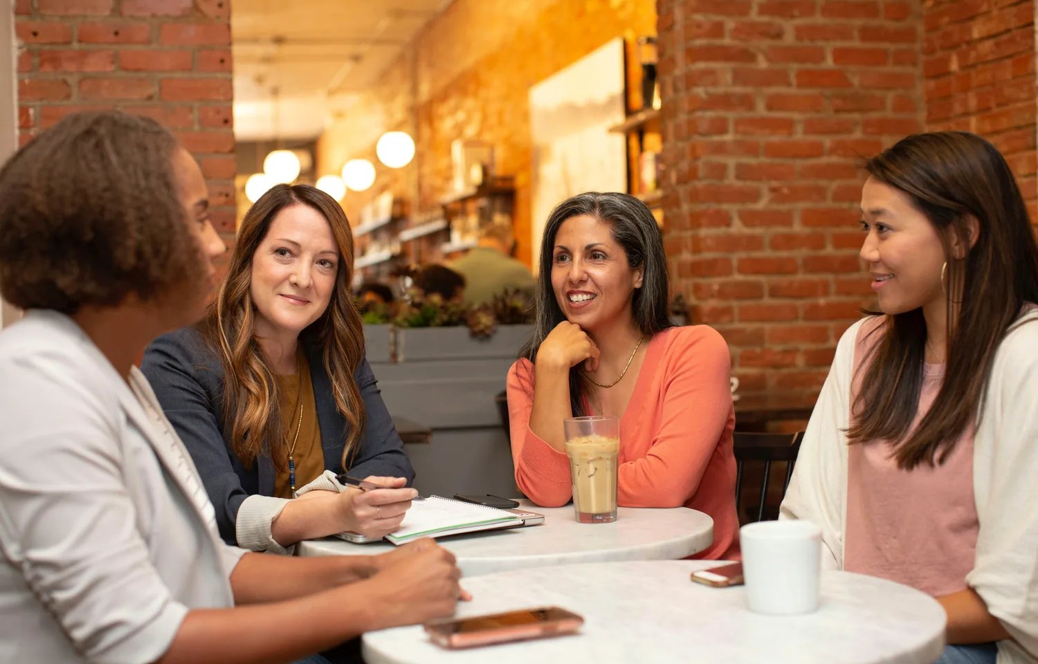 Erwachsene Frauen im Gespräch in einem Café